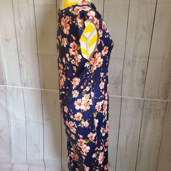 Floral twist neckline dress - Picture 3 of 8